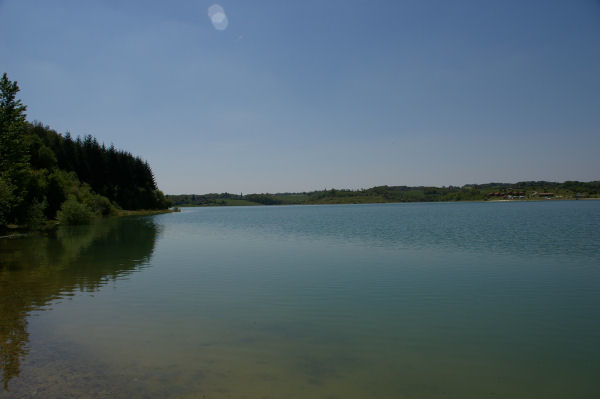 Vue sur le lac de la Gimone en arrivant au barrage