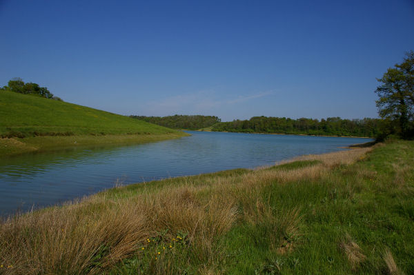 Vue depuis le fond d'une anse du lac sous Ducass