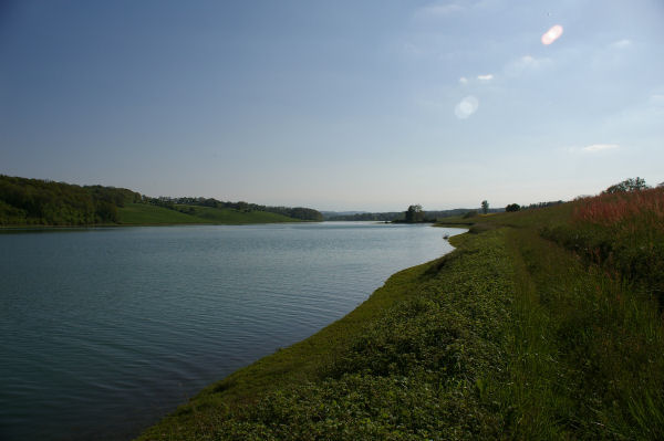 Vue du fond du lac de la Gimone depuis Vidou