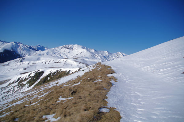 Le chemin sous le Cap de Pouy Pradaus, en face, le Mont N