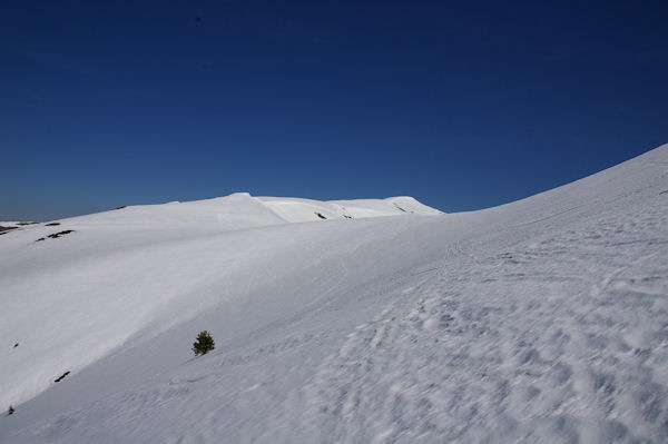 Au fond, le Pic de Bacanre