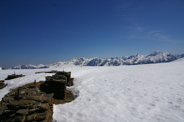 Les ruines au Col des Taons de Bacanre