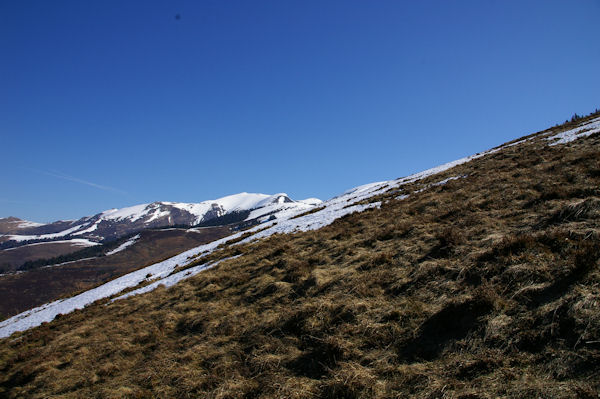 Au loin, les sommets enneigs des Pics de Burat, de Bassioues et de la Hage