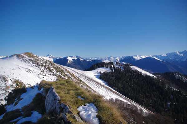 Le Cap de Salires et plus loin, le Mont Valier depuis le Cap de la Pique de Plas