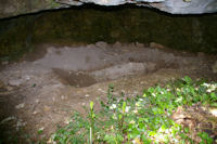 ErosionUn abri sous roche (fouilles sauvages?) pres du chateau de la Nine