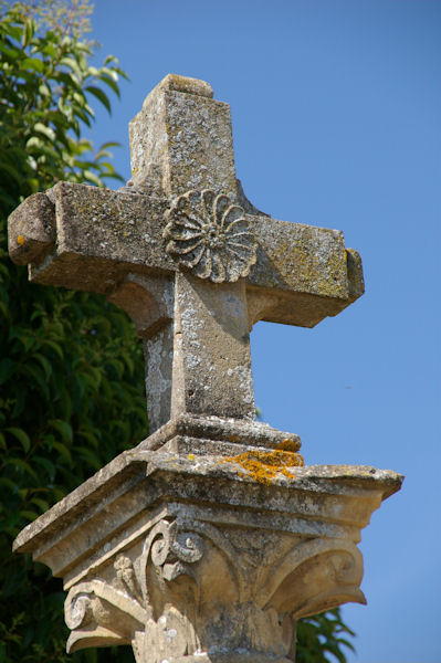 La Croix prs de l_glise de Perron