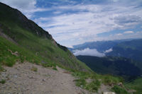 Le chemin  flanc sur les pentes Sud du Pic de Ccir