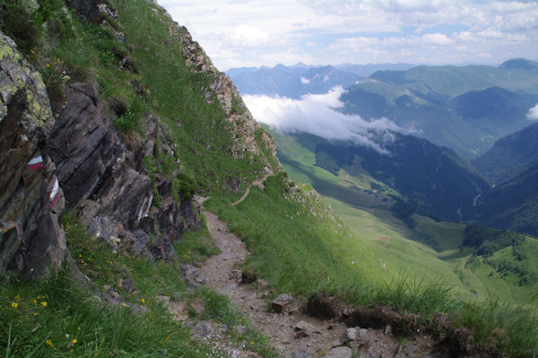 Le chemin  flanc sur les pentes Sud du Pic de Ccir au dessus de Templa