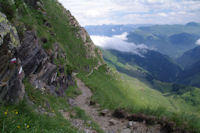 Le chemin a flanc sur les pentes Sud du Pic de Cecire au dessus de Templa