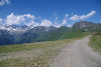 Le Pic de Cecire depuis Superbagneres, a gauche, la vallee du Lis