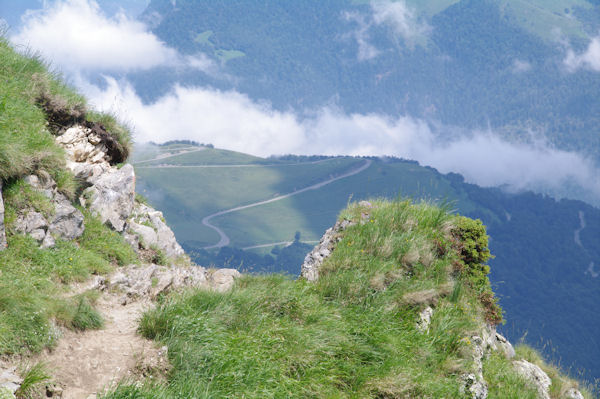 La route montant  Superbagnres depuis Templa