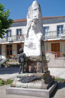 Une statue de femme sur le Monument aux morts de Montrjeau