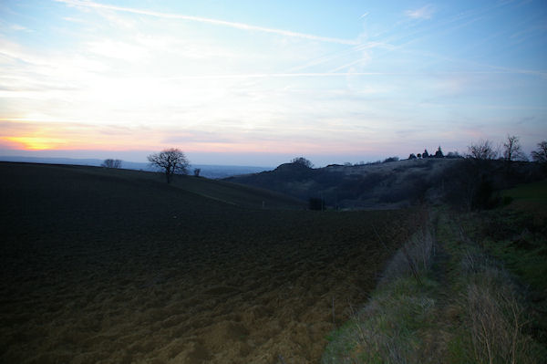 En descendant vers le Tumulus