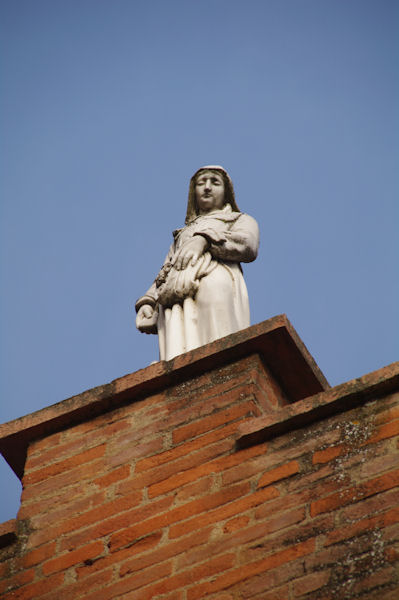 Ste Germaine au fronton de l_glise de Pibrac