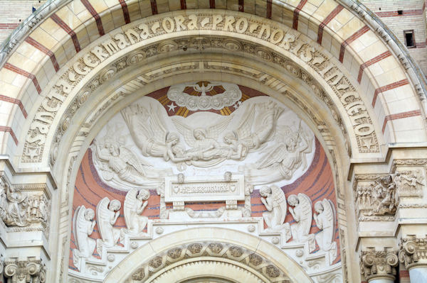 Le tympan de la basilique Ste Germaine de Pibrac