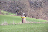 Une croix au dessus de Labatut