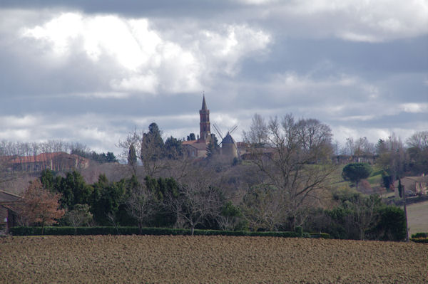 L_glise et le moulin de Montbrun Lauragais