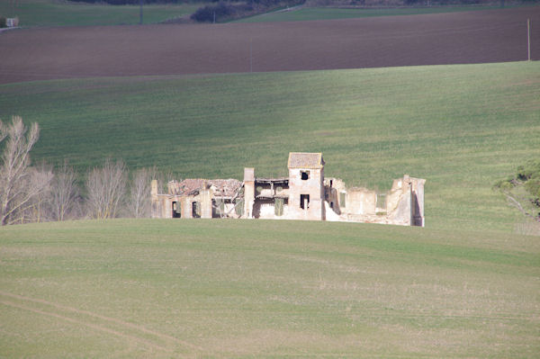 Un chteau en ruine prs du Bois de la Tuilerie