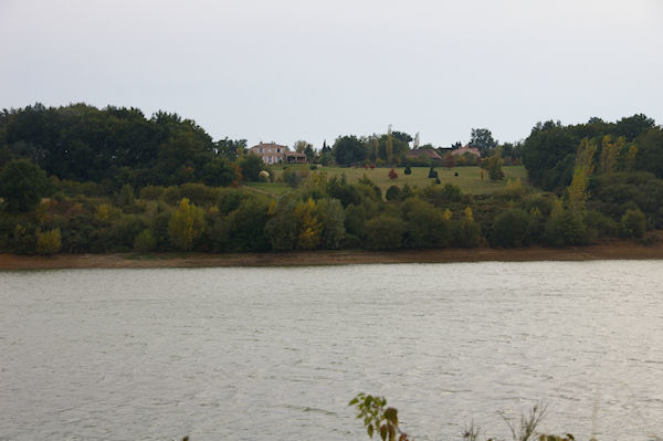 Minjoulet depuis les bords du lac de Ste Foy de Peyrolires