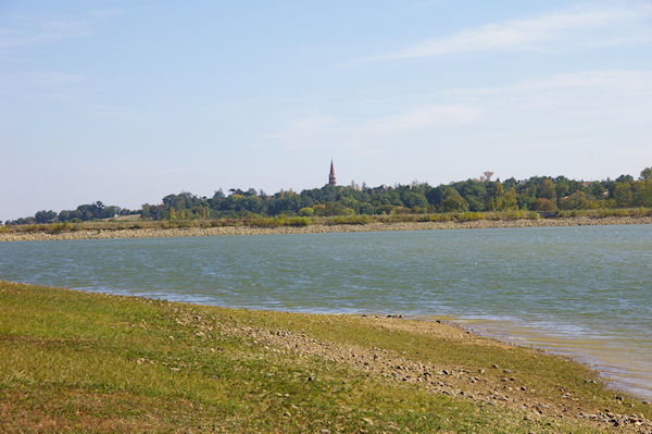 Le lac, au fond, le clocher de l'glise de Ste Foy de Peyrolires