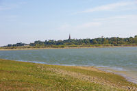 Le lac, au fond, le clocher de l'eglise de Ste Foy de Peyrolieres