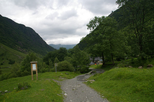 Les granges d'Astau au dbut du chemin menant au lac d'Oo