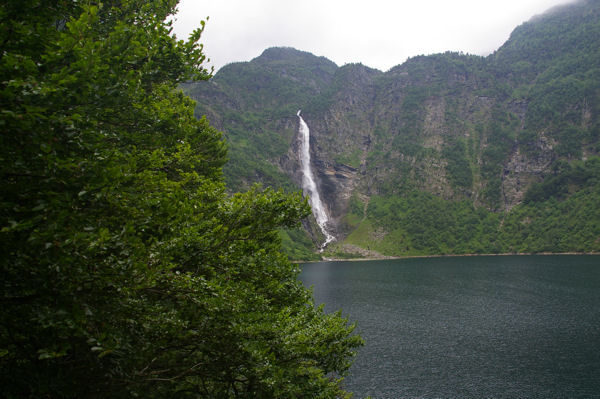 Le lac d'Oo et sa clbre cascade