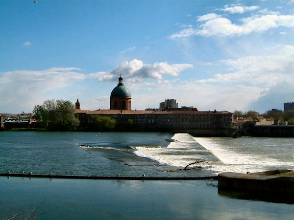 L'Hospice de La Grave depuis les berges Garonne rive droite