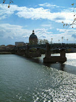 L'Hospice de La Grave et le Pont Saint Pierre depuis les berges Garonne rive droite