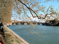 L'Hotel Dieu Saint Jacques et le Pont Neufdepuis les berges Garonne rive droite