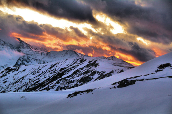 La montagne s_embrase au dessus du Sommet de l_Aigle