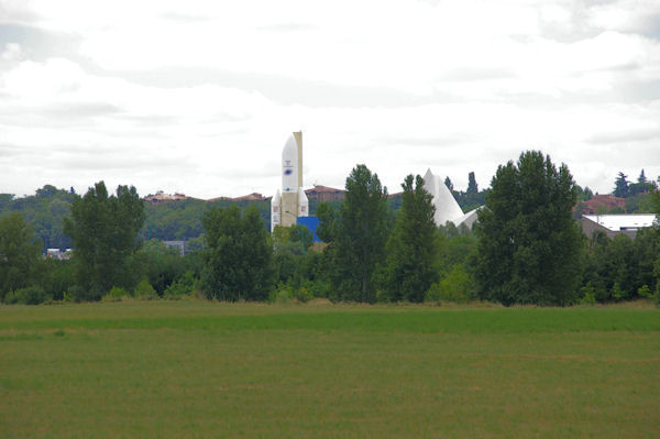 La Cit de l_Espace depuis l_arodrome de Toulouse - Lasbordes