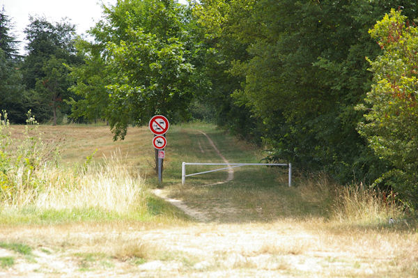 Le dpart du chemin au bord de la Saune depuis le Pont de Ribaute