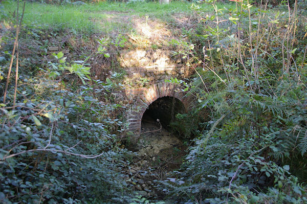 Un petit pont sous Le Pequer