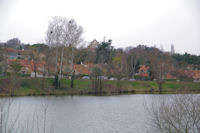 Le Lac de Flourens, l'eglise au fond