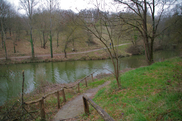 En descendant vers le Lac de Flourens depuis l_avenue du Lac