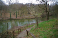 En descendant vers le Lac de Flourens depuis l'avenue du Lac