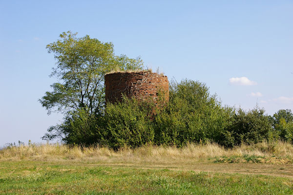 Un moulin en ruine au dessus de Lagoutte