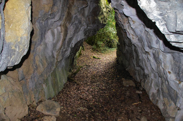 Petit passage entre rochers sur le GR86