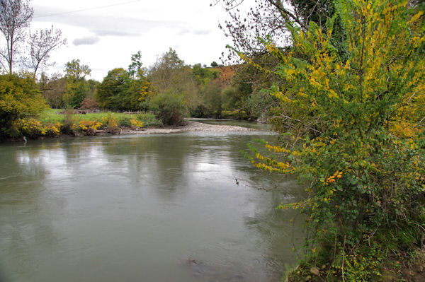 Lea Garonne en face de Jaunac