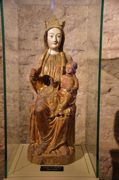 Vierge  l_enfant dans la basilique St Just de Valcabrre