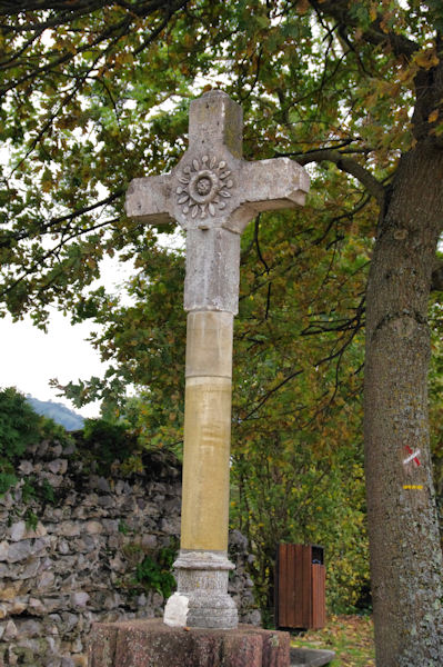 Une croix devant la basilique St Just de Valcabrre