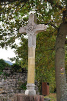 Une croix devant la basilique St Just de Valcabrre