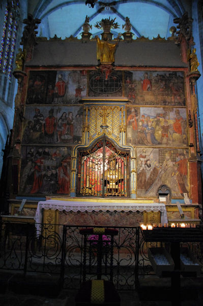 L_autel derrire le caveau des reliques de St Bertrand de Comminges