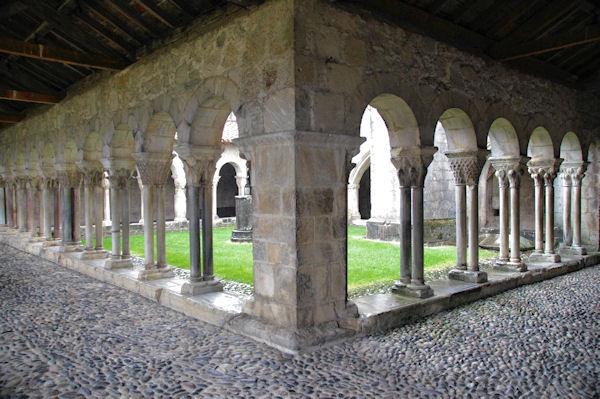 Le cloitre de la cathdrale St Bertrand de Comminges