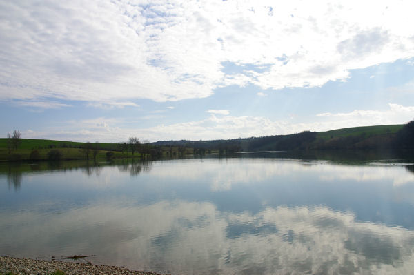 Le plan d'eau de la Tsauque depuis le barrage