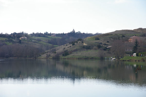 En arrire plan, le village de Nailloux et son glise mur