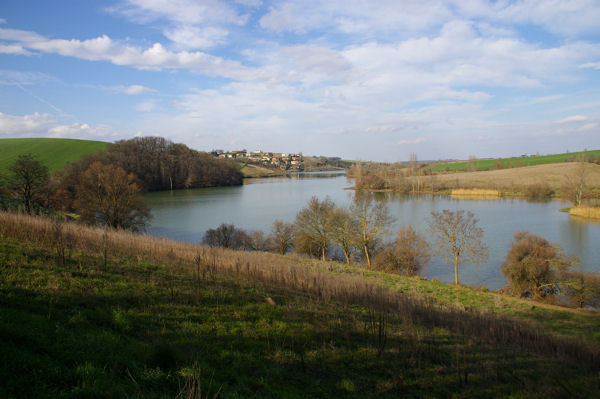 Le plan d'eau de la Tsauque en remontant vers la ferme Laborie