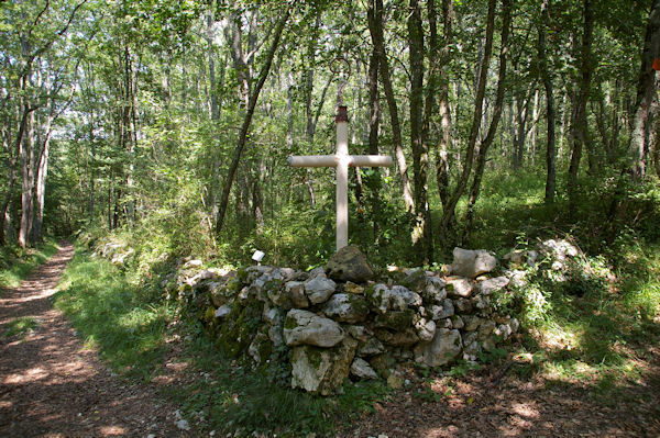 Une croix  la croise des chemins vers le Bergan