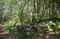 Une croix  la croise des chemins vers le Bergan